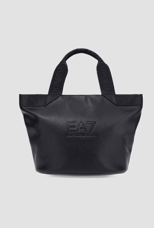 black woman shopper bag