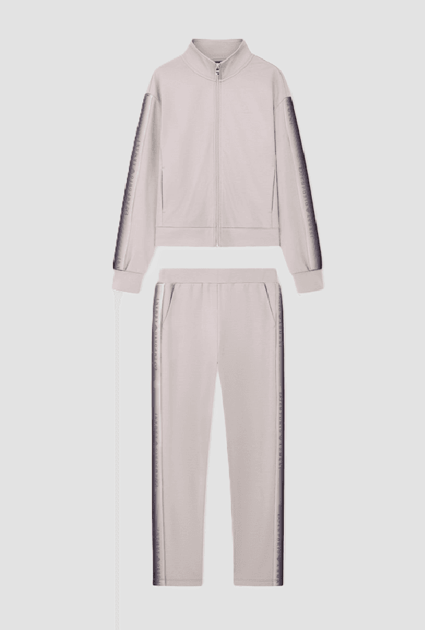 suit with bands logated by grey woman